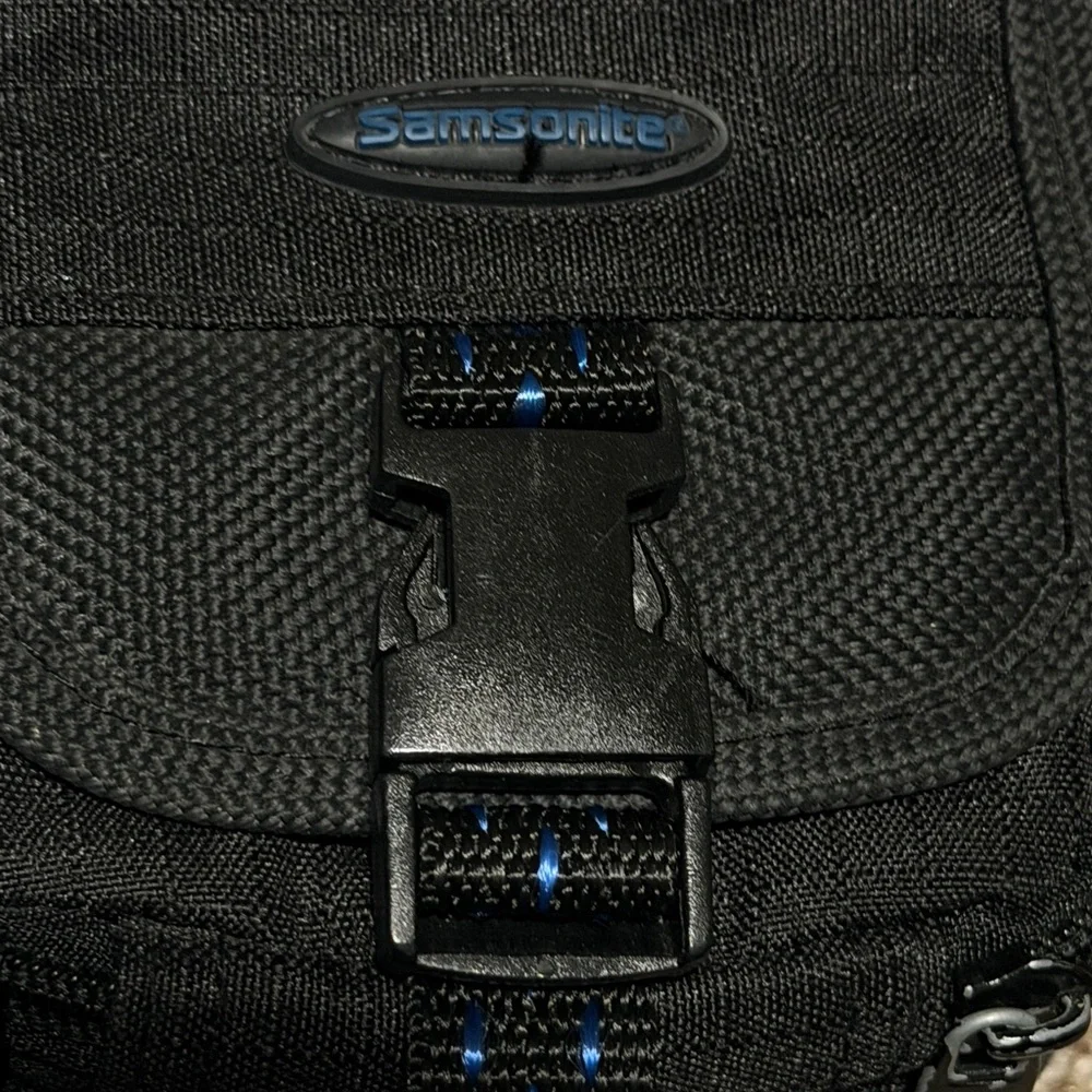 Samsonite camera bag / travel bag w/removeable strap & plenty of pockets - EUC!